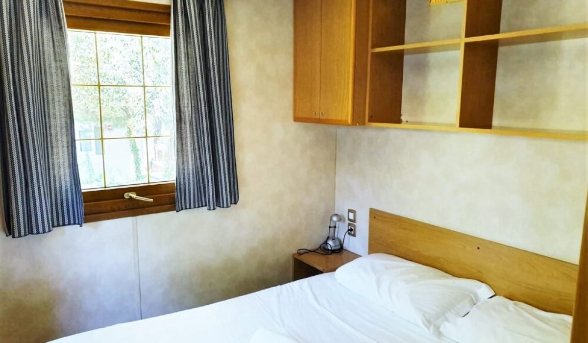07 Master Bedroom Shelbox Prestige Plot 8 Toscana Holiday Village Tuscany Italy Caravans In The Sun (5)