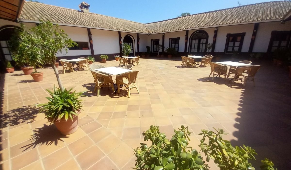 El Rocio Courtyard (3)